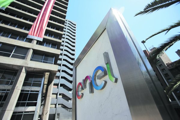  Enel Chile reporta caída de 50% en utilidades y nombra sucesor interino de Barderi
