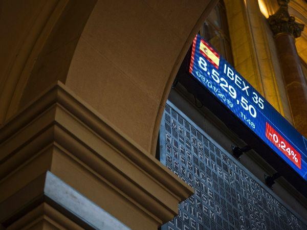  El Ibex 35 recupera los 10 000 puntos pendiente del Banco Santander