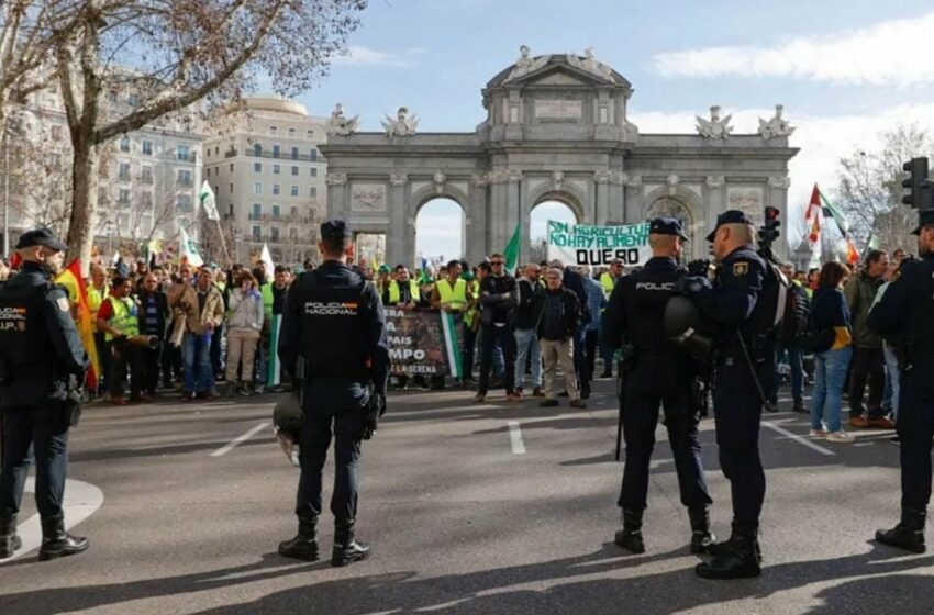  Madrid paralizada: agricultores y policías se enfrentan en la famosa Puerta de Alcalá