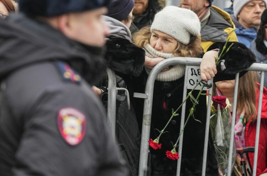  Una multitud despide a Navalni en Moscú tras su muerte en prisión