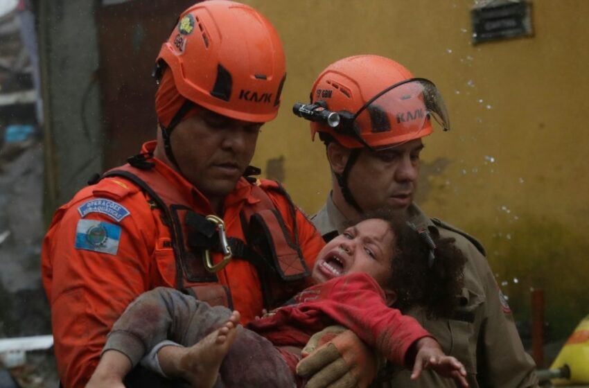  Fuertes lluvias matan al menos a 7 personas en Brasil; niña de 4 años es rescatada después de 16 horas bajo el barro