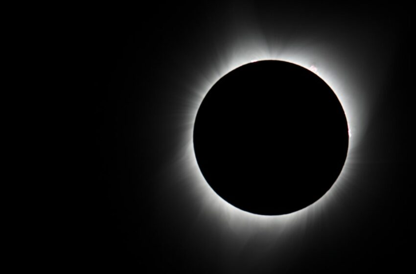  Científicos se preparan para estudiar uno de los misterios del Sol durante el eclipse total