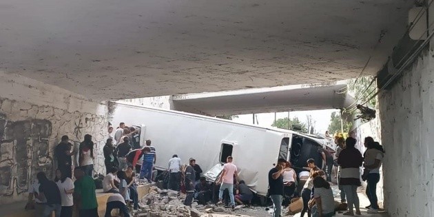  Vuelca autobús en la México-Pirámides; reportan varios lesionados