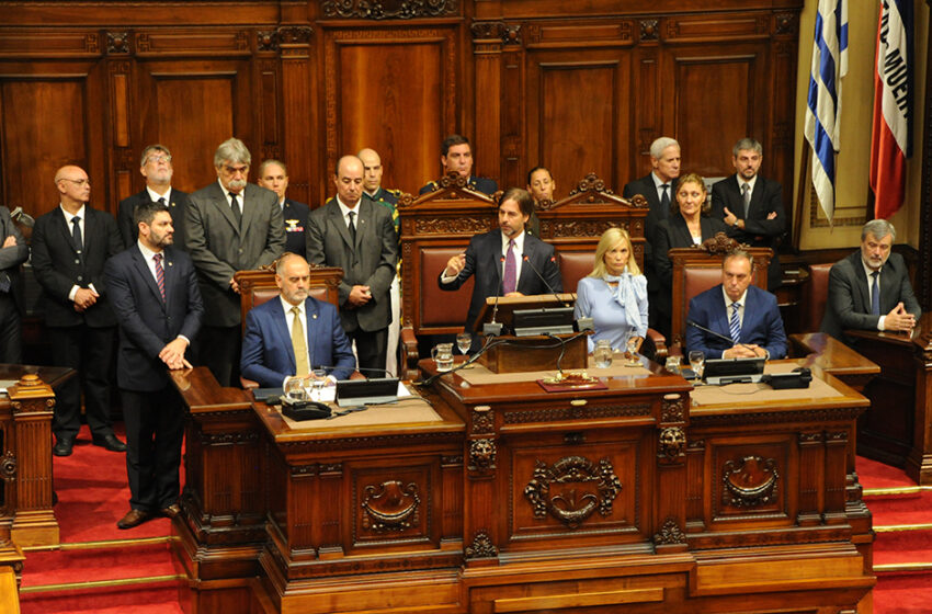  Lacalle Pou brinda mensaje en el Parlamento Nacional