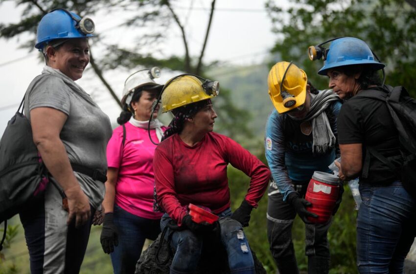  Mujeres mineras de Colombia, a la caza de la codiciada esmeralda que les saque de una …