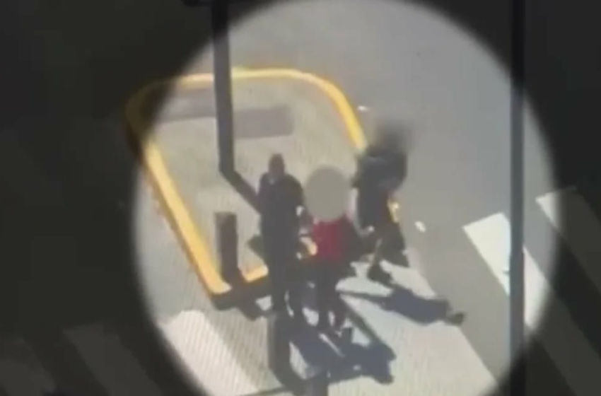  El video de un violento robo a una turista italiana a metros del Obelisco