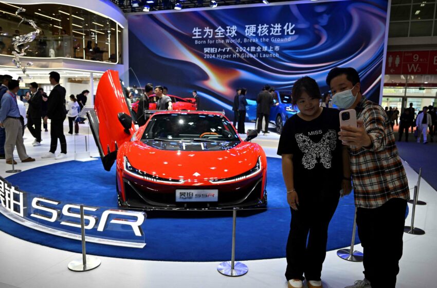  La empresa de automóviles china BYD muestra músculo en la Feria Internacional del Automóvil de Pekín