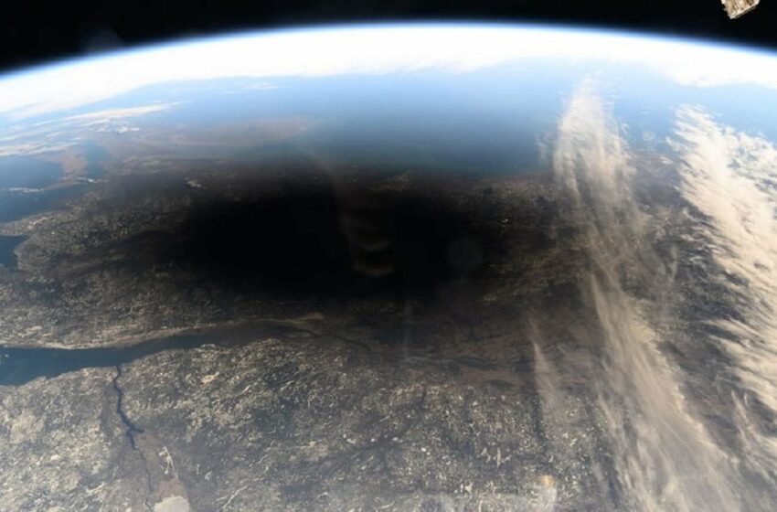  Así son las impresionantes imágenes del eclipse solar captadas por satélites como los de Elon Musk