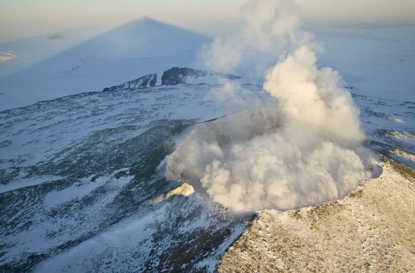  Así es el sorprendente volcán Erebus, que emite polvo de oro en sus erupciones