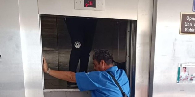  Enfermera queda atrapada en elevador de clínica del IMSS en Cuernavaca
