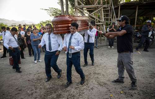  Los “bailarines de la muerte” desafían al dolor en Perú