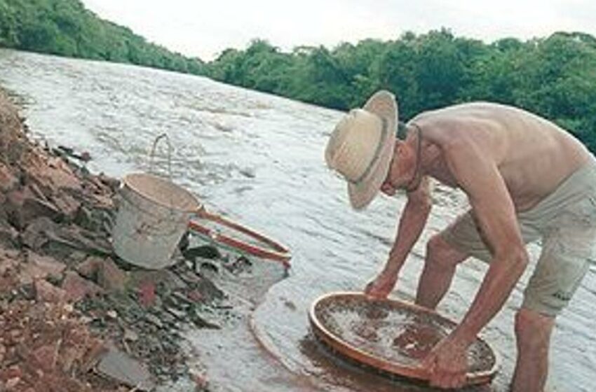  Un tribunal de Camagüey condena a prisión y multas a más de 30 "cazadores" de oro