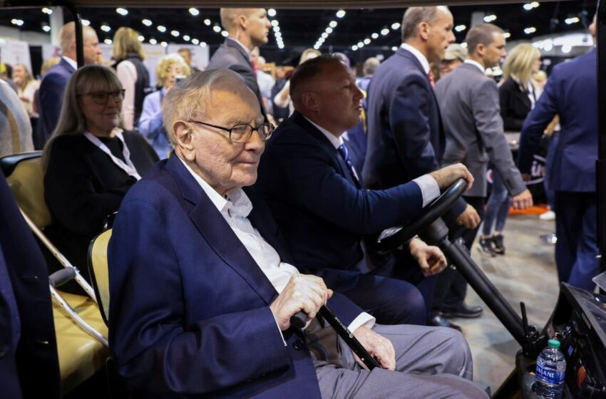  Warren Buffett convierte la junta de Berkshire Hathaway en un homenaje a Charlie Munger