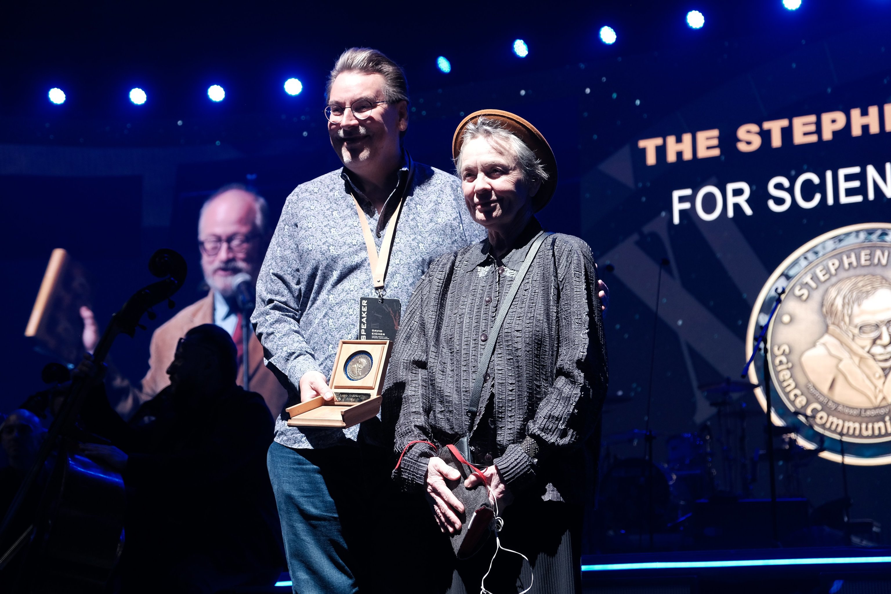 La artista Laurie Anderson recogiendo la Medalla Stephen Hawking