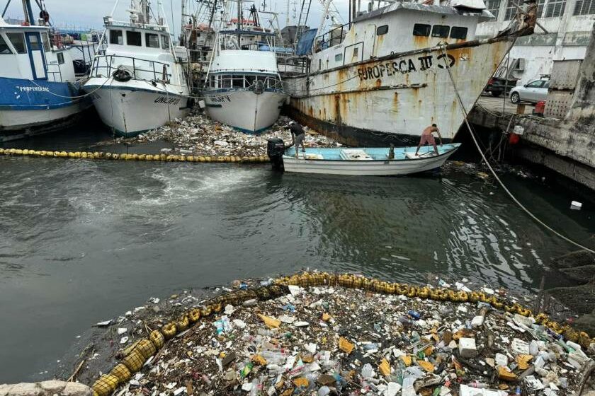  Retiran alrededor de 10 toneladas de residuos de la biobarda del Puente Juárez