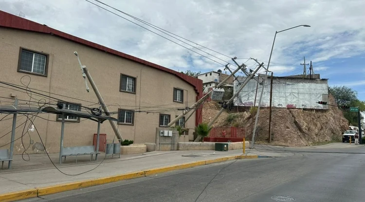  Camión derriba postes en Nogales, Sonora: Daños millonarios y caos en la ciudad – Fotos