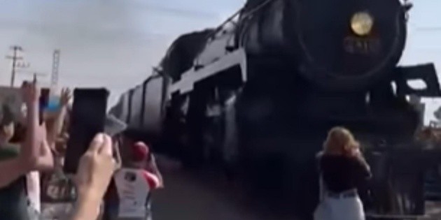  Mujer es golpeada por la locomotora "Emperatriz" pero sale ilesa y se vuelve viral