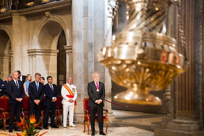 Santalices (derecha) durante la ofrenda religiosa, con Rueda y Feijóo.
