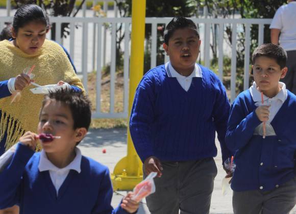  Pese a riesgos a la salud, 95% de escuelas vende bebidas azucaradas a estudiantes