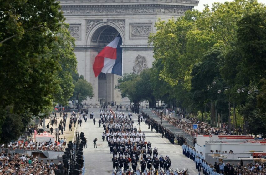  Francia conmemora el 14 de julio en plena inestabilidad política