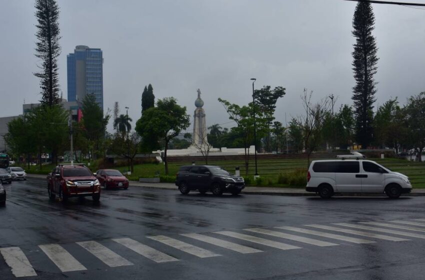  Medio Ambiente prevé lluvias en zona central y paracentral en la noche de este miércoles