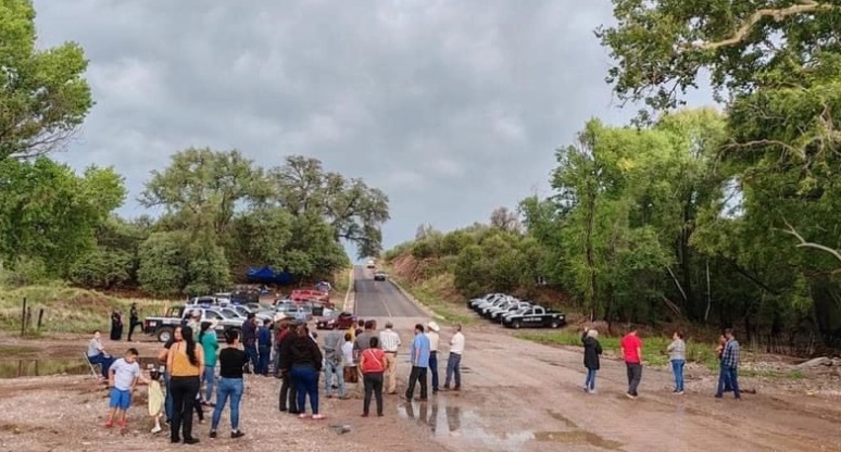  Bloquean pobladores de Bacoachi acceso de pipas de Grupo México | Radio Sonora