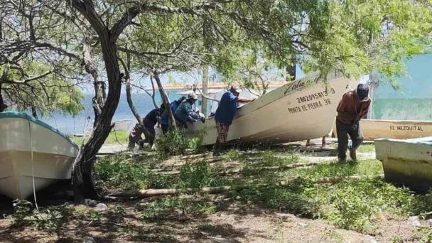  Pescadores resguardan sus embarcaciones menores