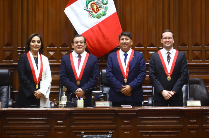  Eduardo Salhuana asume presidencia del Congreso intentando deslindar de minería ilegal