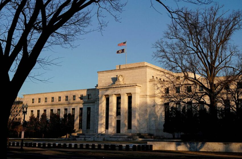  Minutas de la Fed en sintonía con Powell: prevén una demora para recortar las tasas