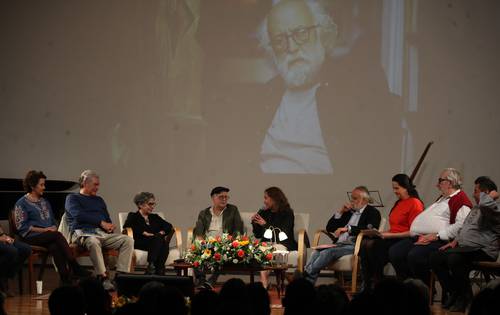  Distinguen la apasionada vida de Gabriel Macotela, dedicada a la crítica desde la creación