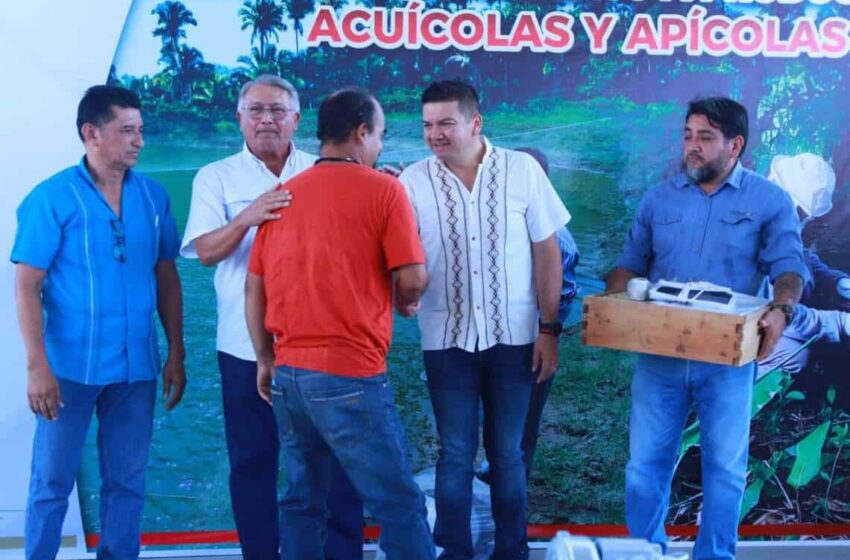  Gobierno de Comalcalco entrega apoyos a productores apícolas del municipio