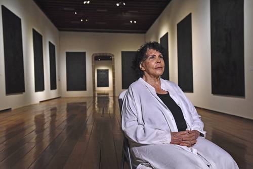  En la pintura y el negro, Beatriz Zamora busca  “lo absoluto y lo infinito”