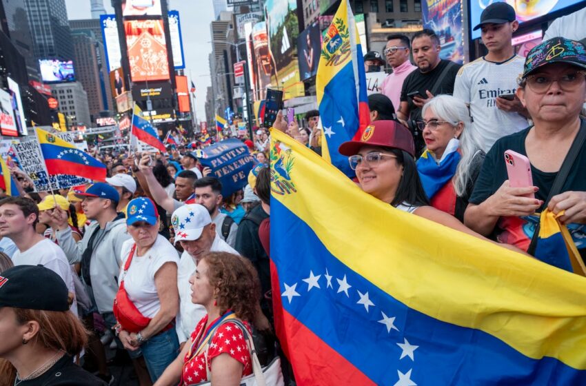  Los venezolanos en Times Square: “No podemos decaer. Lo importante es que Edmundo González esté en la …