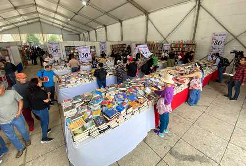  Atienden cientos el llamado para salvar libros