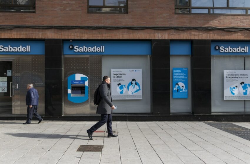  Banco Sabadell se adelanta al recorte de oficinas de BBVA y cierra 62 en un año