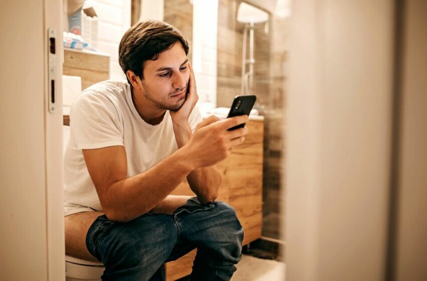  El 65% de las personas lleva el celular al baño, ¿es riesgoso?