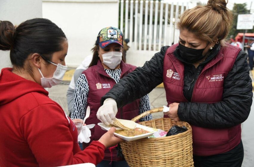  Semov brinda alimentos a familiares de pacientes en hospitales 'Nicolás San Juan' y 'Adolfo …