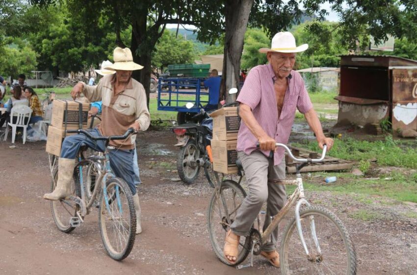  Entregan despensas a familias de pescadores en comunidades de Escuinapa