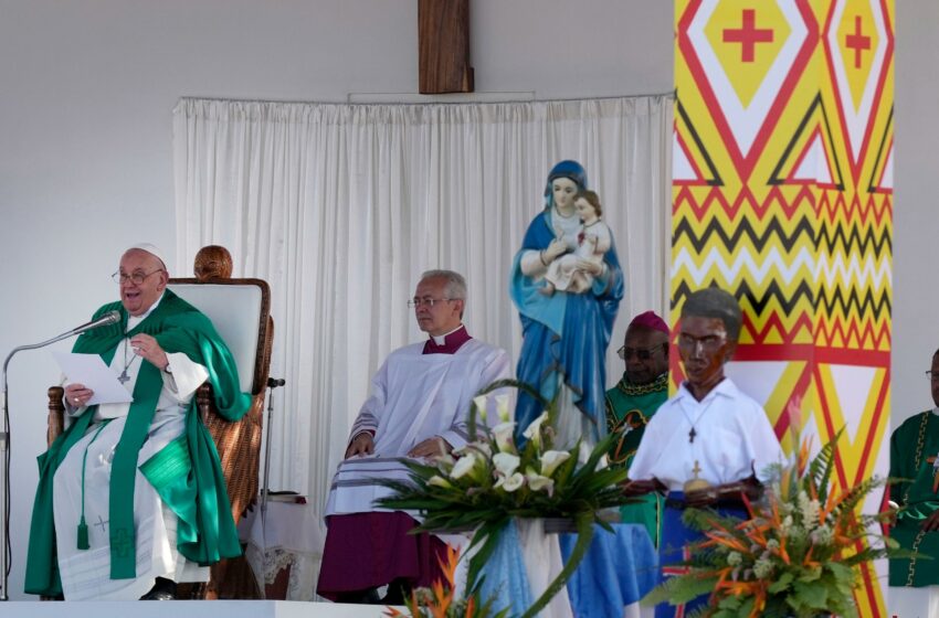  El papa Francisco celebra una multitudinaria misa en Puerto Moresby y asegura a los fieles que para Dios no están lejos