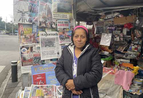  Angélica Azuara recomienda La Jornada desde su trinchera: su puesto de periódicos