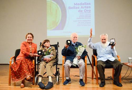  Galardona el Inbal a tres “grandes artistas que tejieron el lienzo de la plástica mexicana”