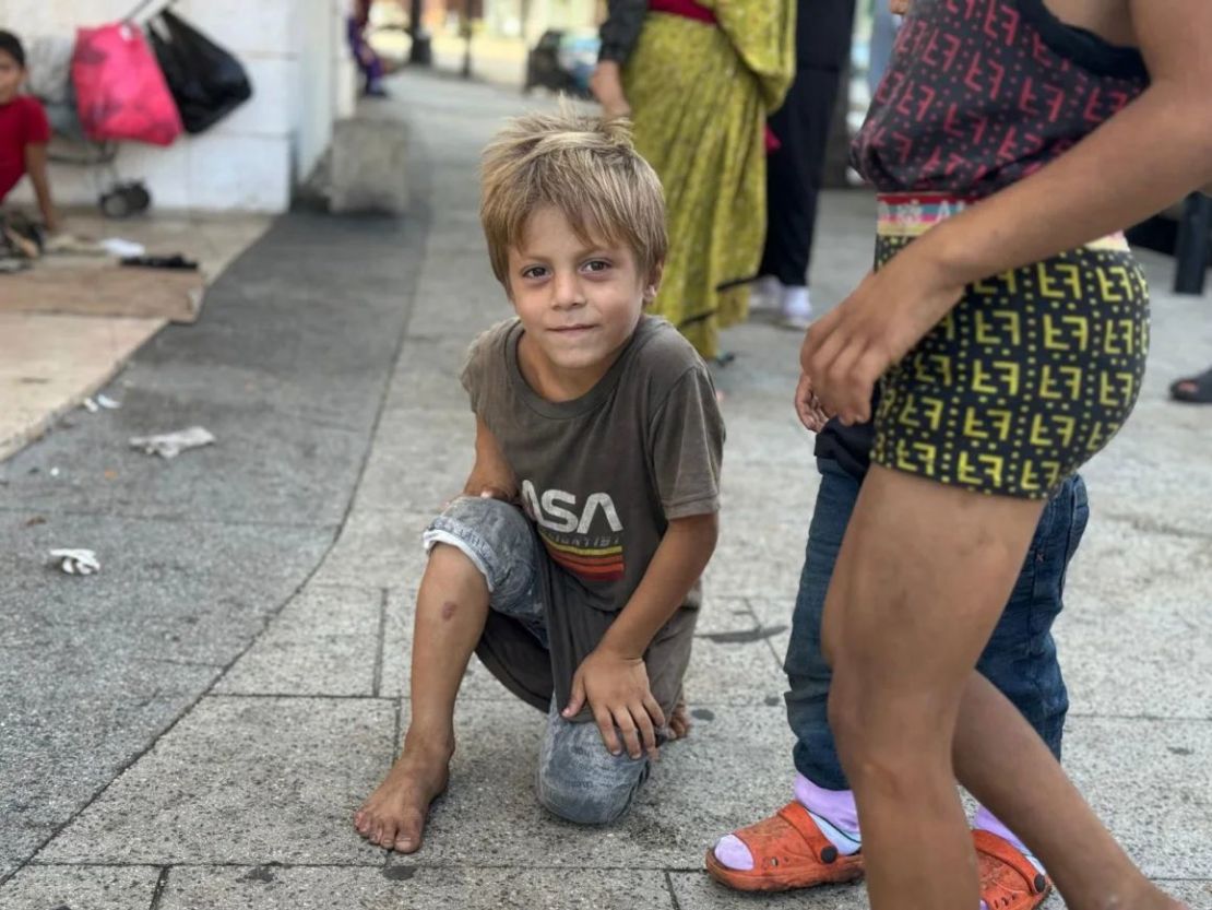 Un niño descalzo entre los desplazados en las aceras del centro de Beirut. Crédito: Jomana Karadsheh/CNN.