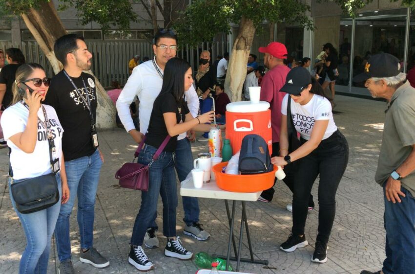  Trabajadores del Poder Judicial entregan refrigerios en el IMSS de Torreón