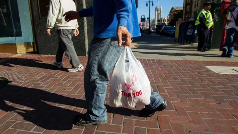  El gobernador de California firma una ley que prohíbe todas las bolsas de plástico en los …