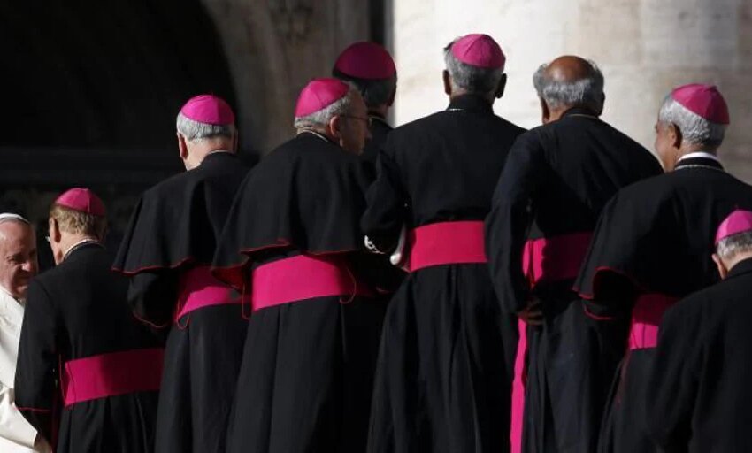  El Papa prepara recortes en el Vaticano y pide a los cardenales que busquen recursos externos