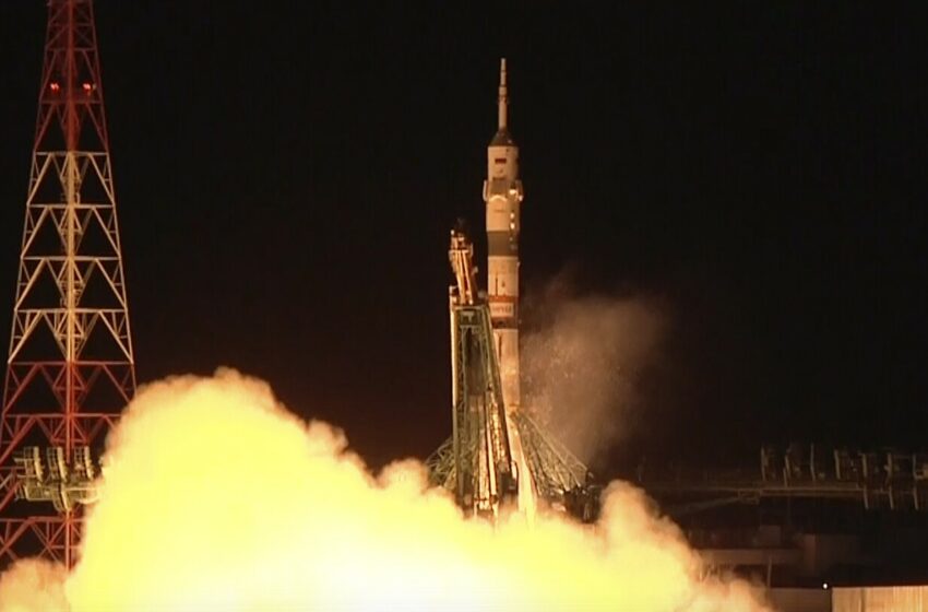  Nave espacial Soyuz viaja a la estación espacial con dos rusos y un estadounidense