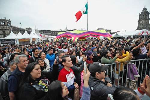  Entusiastas lectores desbordaron  el Zócalo en el cierre de la FIL