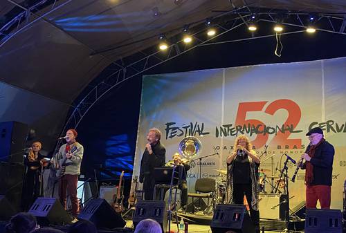  Banda Hazmat Modine emociona a trasnochados en el Cervantino