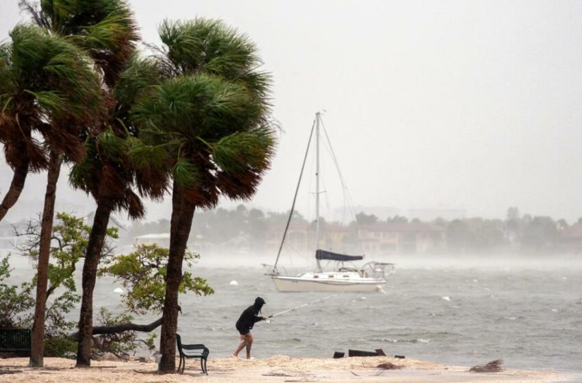  Rescatan en México a cuatro pescadores que sobrevivieron al paso de Milton