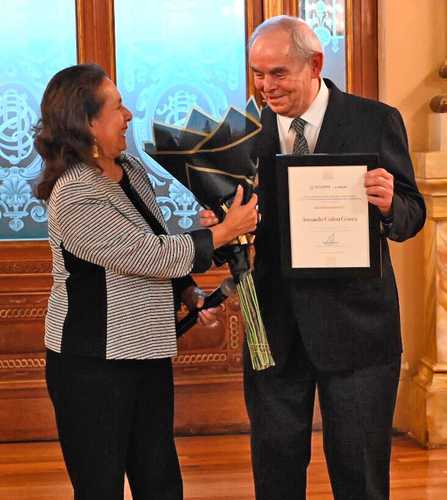  Premia el Inbal a Armando Colina, “obrero de la cultura” y cofundador de Arvil